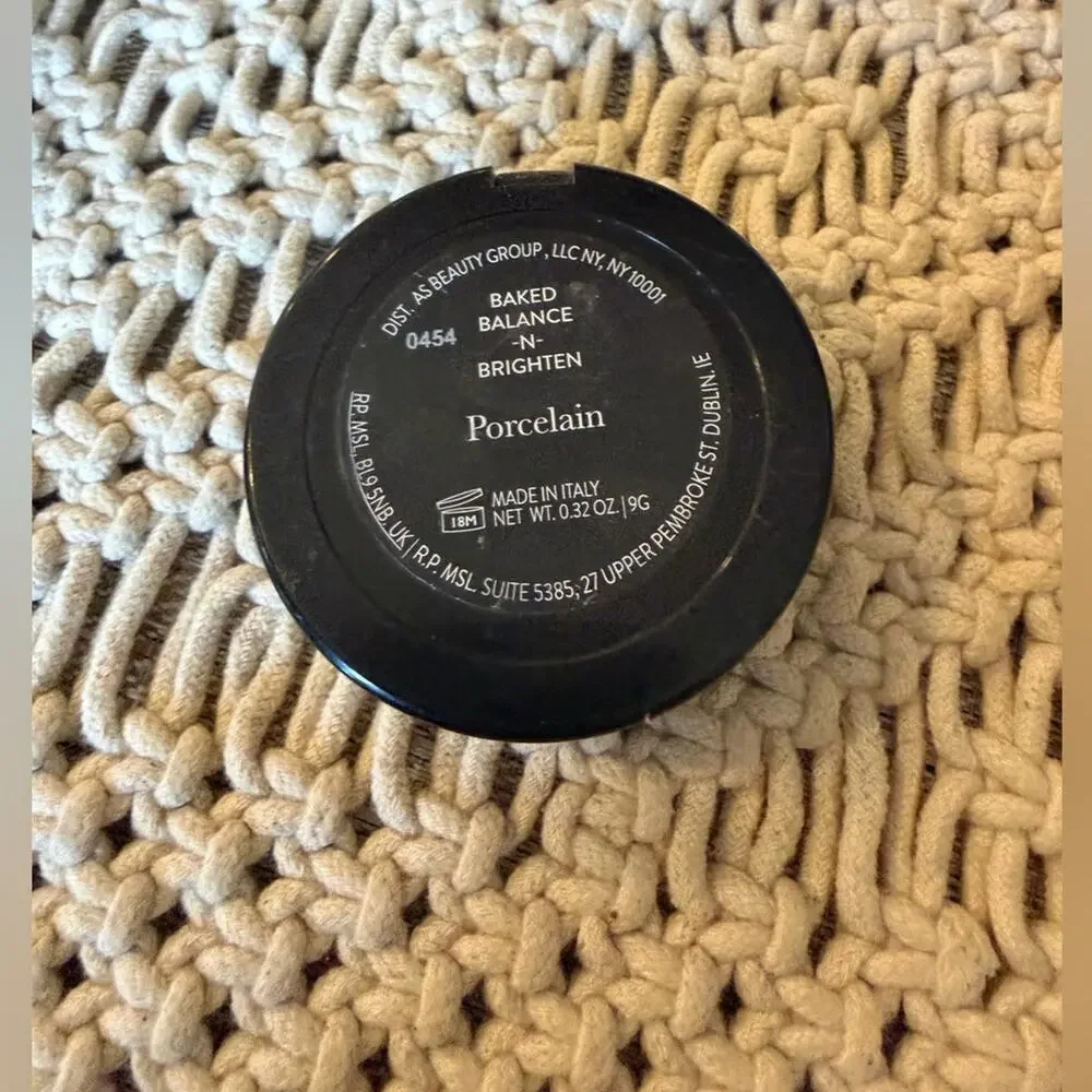 Laura Gellar Baked Balance powder in porcelain 60% full